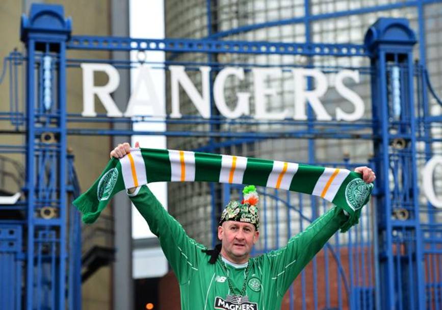 Un tifoso del Celtic all’ingresso di Ibrox Park prima del derby di Glasgow vinto 2-1 con i Rangers. Getty